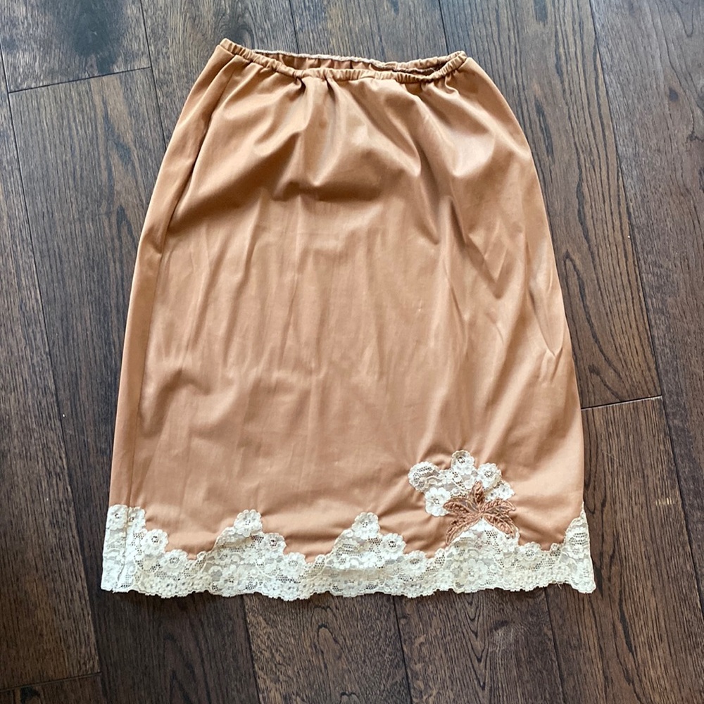 Vintage slip skirt, beautiful lace detail, excellent condition. Size S/XS